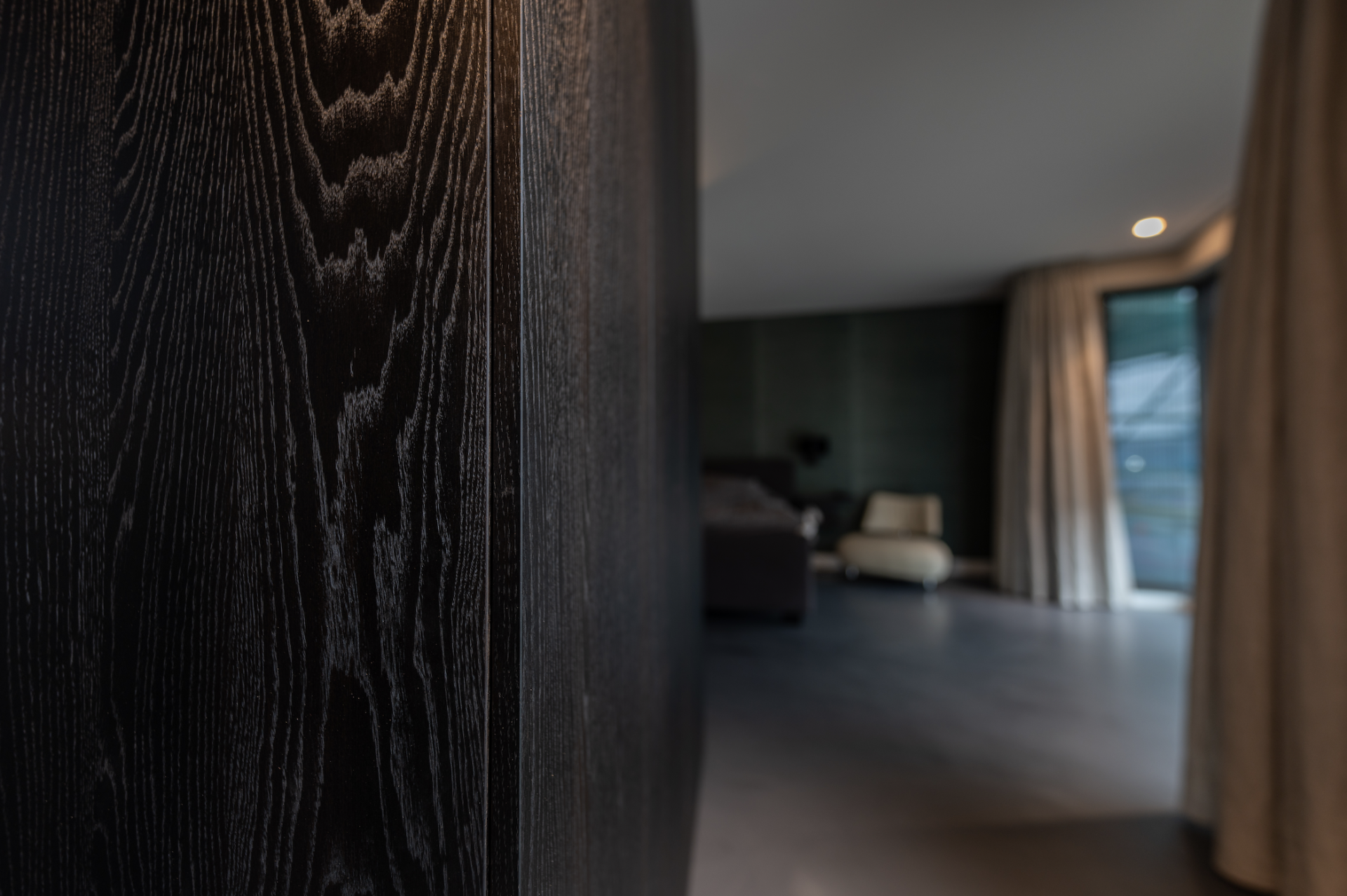 Binnenkijken in een woning met inloopkast van massief eiken op maat gemaakt door meubelmakerij de stoof