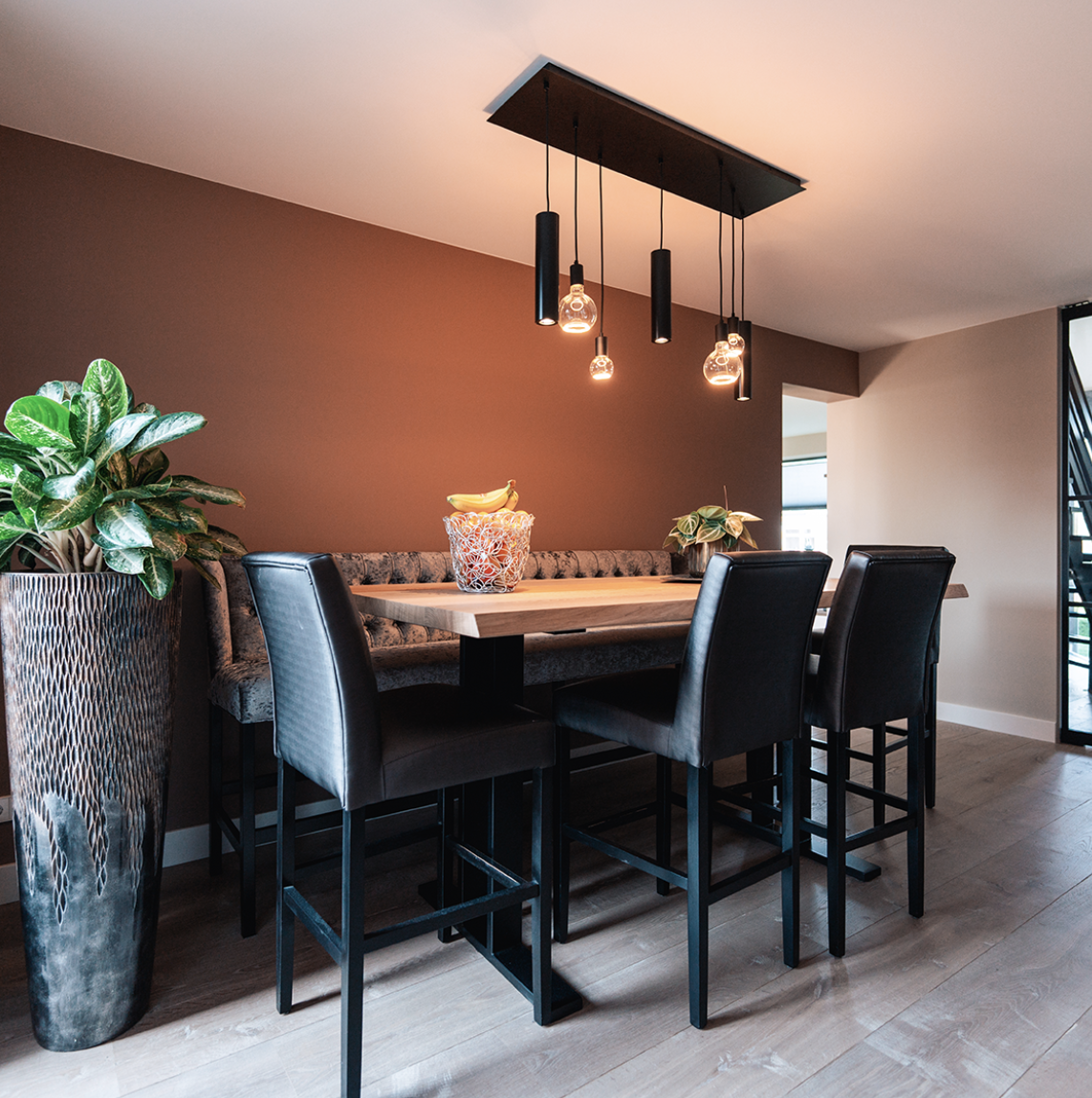 Eettafel in een eigentijdse woning in Den Haag met eetbank