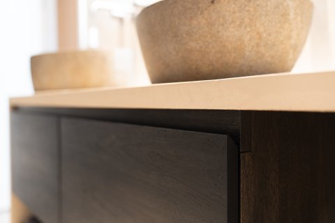 Eikenhout is ideaal voor de badkamer. Massief houten meubels op maat gemaakt door Meubelmakerij Stoof in Leidschendam-Voorburg