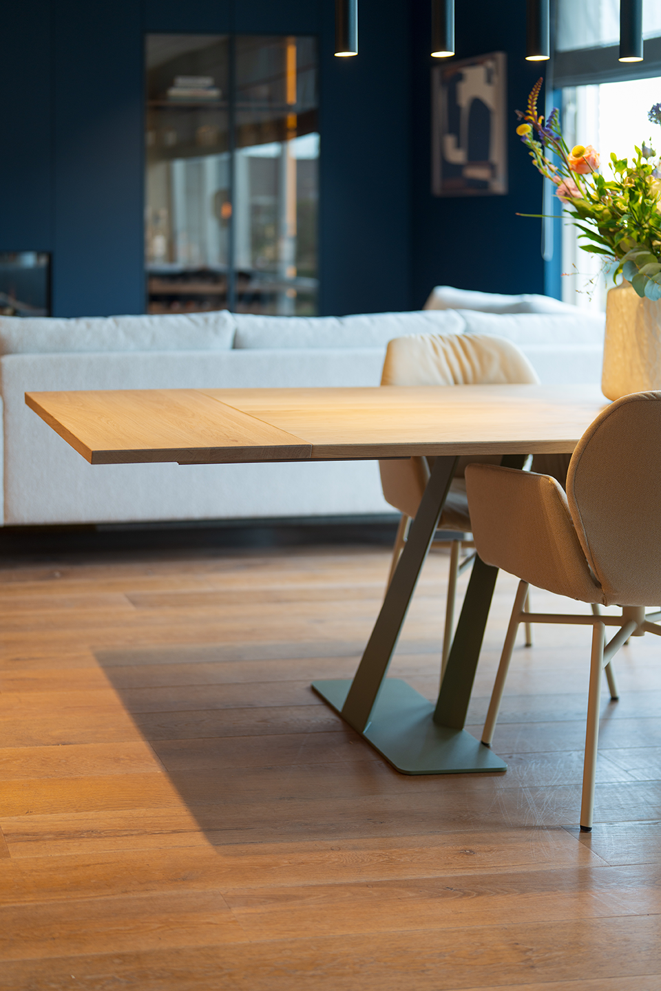 Have a dining table made and chairs? In Rijswijk adjustable table