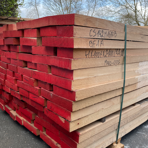Het HOUT niet op! Zonder hout geen nieuwe meubels&hellip; Vorige week is er weer nieuw eikenhout geleverd. Van stellingen vol hout en de heerlijke geur gaat ons hart sneller kloppen. Wij kunnen voorlopig weer aan de slag&hellip;.