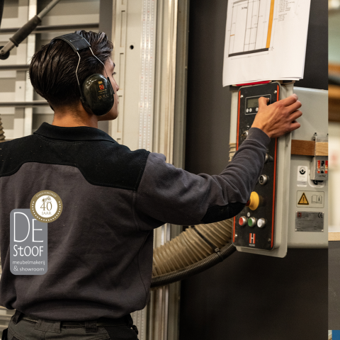 Maatwerk interieur met elektrische haard in Leiden voor moderne woonkamers.