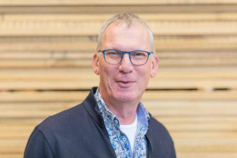 Meubelmaker Frans is oprichter van Meubelmakerij De Stoof in Leidschendam