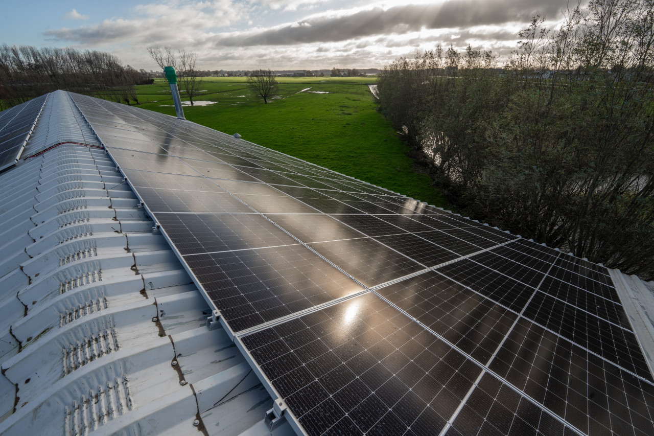 Verduurzaming met zonnepanelen op de showroom van Meubelmakerij De Stoof